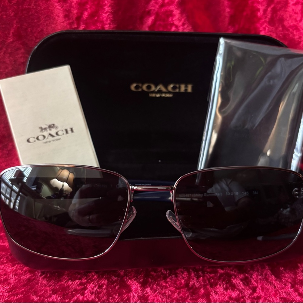 J204 New Coach HC7149 Sunglasses w/ Navy frames- Case is used